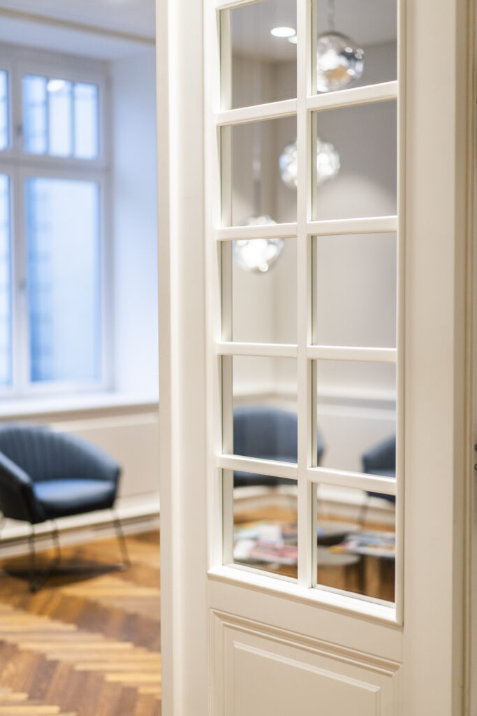 Detailaufnahme, stimmungsvolles Foto eines Warteraums