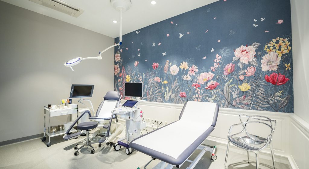 Foto des Behandlungsraums einer gynäkologischen Arztpraxis in Wiener Neustadt